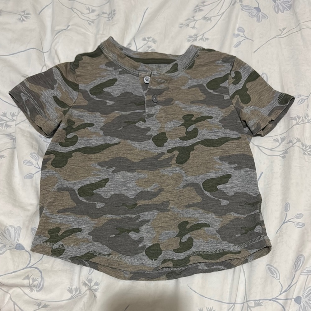 ⭐️ Old Navy Kids Camo Slub-Knit Henley Tee (Size: XS)
